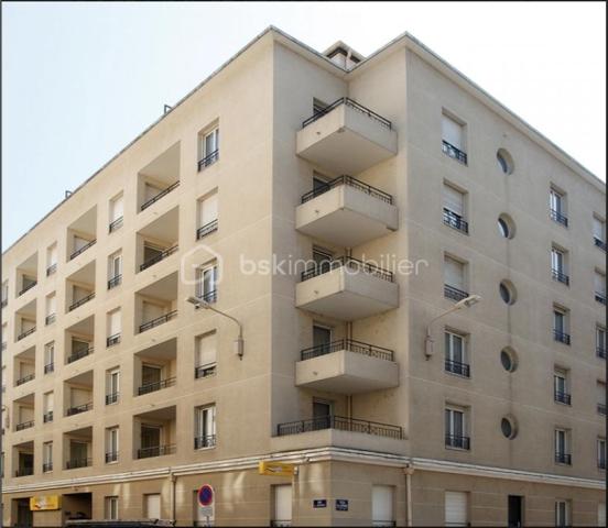 Pour un séjour de loisirs ou un déplacement professionnel, cette appart-hôtel Lyon Part-Dieu Garibaldi offre une situation centrale proche des rues commerçantes et piétonnes, à 15 minutes à pied de la gare Lyon Part-Dieu et à 5 minutes de marche de la station de métro Garibaldi.

Sous contrat de bail commerciale avec la société APPART CITY. Ce bien de plus de 18m2 garantira à son propriétaire un loyer de 7682€ HT par an, soit une rentabilité brute garantie de 7,2%. Vous souhaitez vous construire un patrimoine sécurisé et/ou créer un complément de revenu retraite garanti, alors ce bien est parfait pour vous. Statut LMNP avec amortissement possible. Photos d'un bien type. A NE PAS LAISSER PASSER !!!

Taxe foncière : 630€
Charges de copropriété par an : 240€