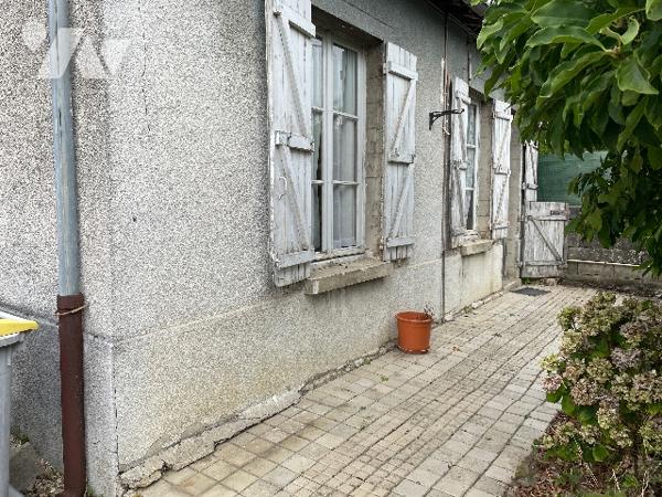 Proche SOISSONS - Maison à rénover d'environ 52m² habitable avec dépendance et jardinet