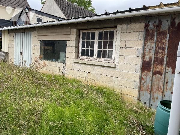 Proche SOISSONS - Maison à rénover d'environ 52m² habitable avec dépendance et jardinet