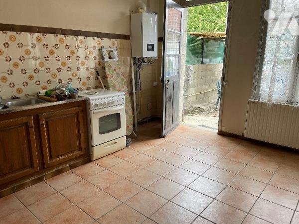 Proche SOISSONS - Maison à rénover d'environ 52m² habitable avec dépendance et jardinet