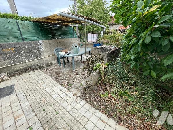 Proche SOISSONS - Maison à rénover d'environ 52m² habitable avec dépendance et jardinet