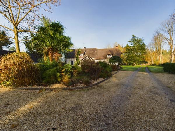 Maison de caractère à vendre avec grand jardin arboré proche de Pont-l’Évêque