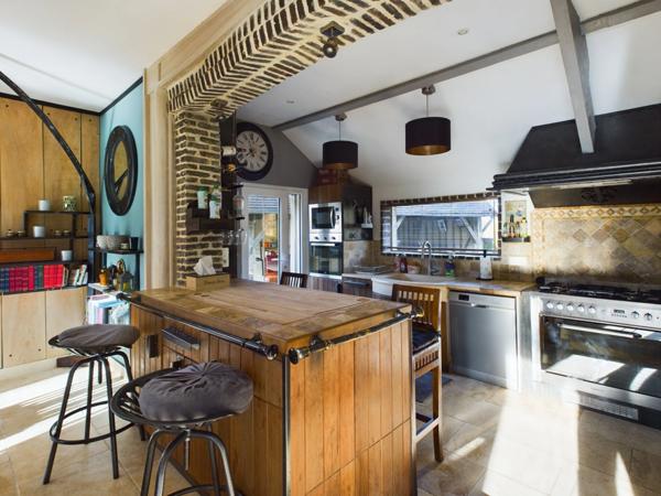 Maison de caractère à vendre avec grand jardin arboré proche de Pont-l’Évêque