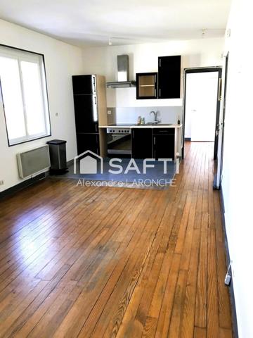 Appartement avec combles aménageables , parking, garage, cave donnant accès à un jardinet.