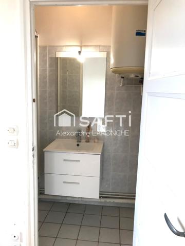 Appartement avec combles aménageables , parking, garage, cave donnant accès à un jardinet.