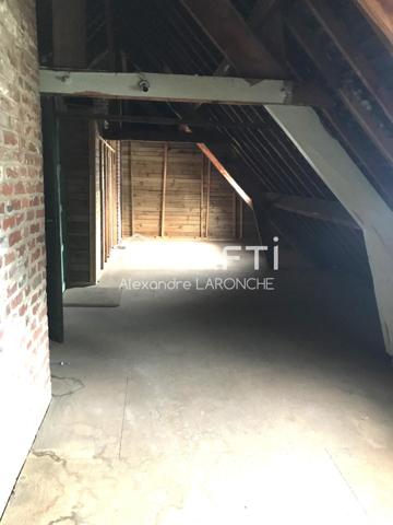 Appartement avec combles aménageables , parking, garage, cave donnant accès à un jardinet.