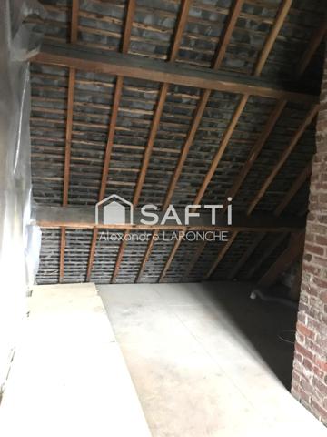 Appartement avec combles aménageables , parking, garage, cave donnant accès à un jardinet.