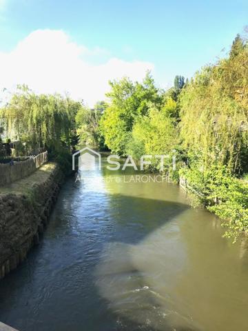 Appartement avec combles aménageables , parking, garage, cave donnant accès à un jardinet.