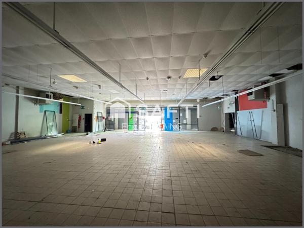 Local pro 560 m² hyper centre accès PMR et vitrine