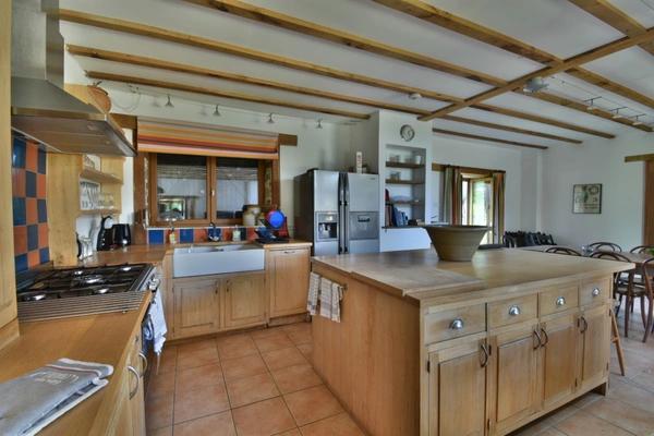 Ensemble de 3 maisons avec grande piscine, dans son écrin de verdure de 2,5 hectares