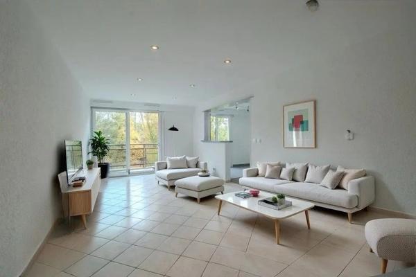 T4 Traversant avec balcon, ascenseur et parking