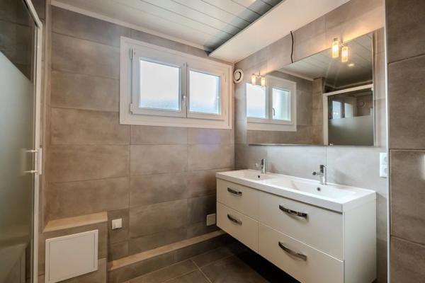 T4 Traversant avec balcon, ascenseur et parking