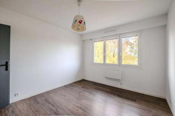 T4 Traversant avec balcon, ascenseur et parking