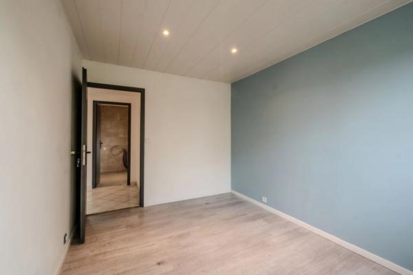 T4 Traversant avec balcon, ascenseur et parking