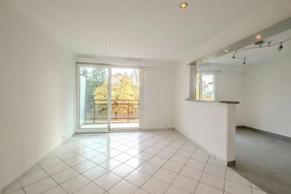 T4 Traversant avec balcon, ascenseur et parking