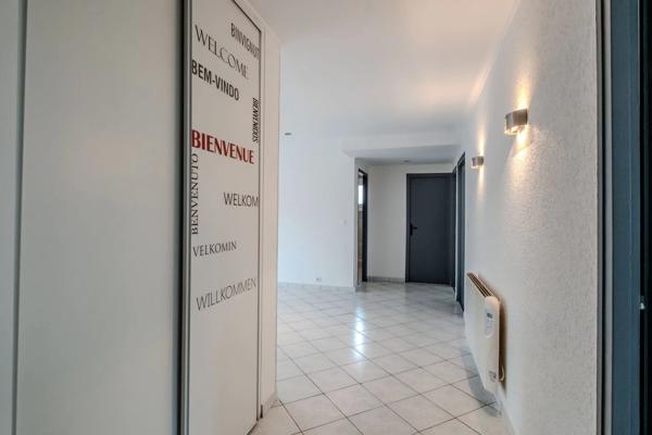 T4 Traversant avec balcon, ascenseur et parking