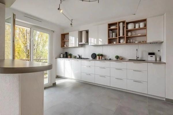 T4 Traversant avec balcon, ascenseur et parking