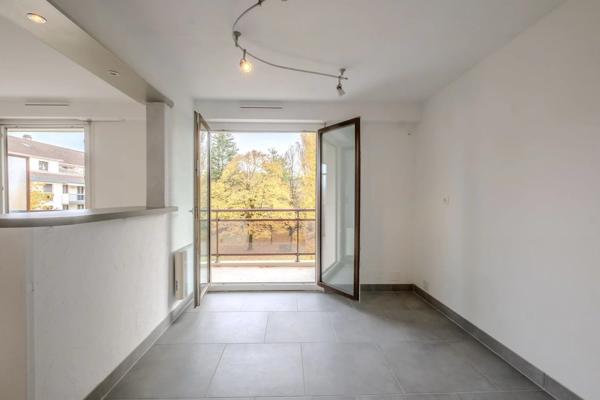 T4 Traversant avec balcon, ascenseur et parking