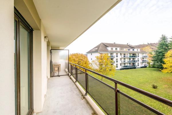 T4 Traversant avec balcon, ascenseur et parking