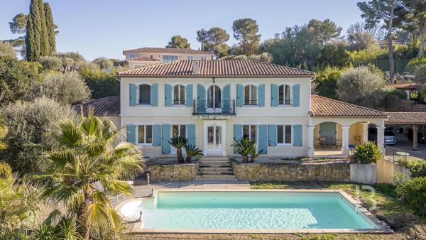 Vaste maison à vendre avec piscine à Mougins