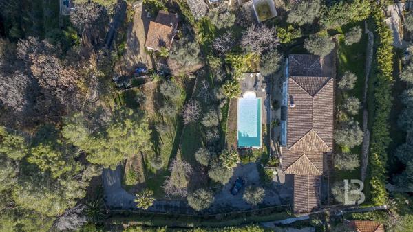 Vaste maison à vendre avec piscine à Mougins
