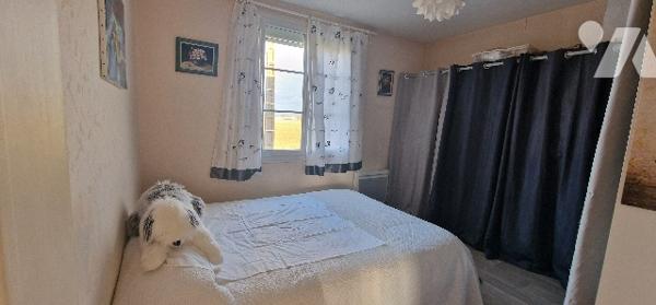 Pavillon sur sous-sol semi-enterré proche de THOUARS et des commodités, sans travaux.