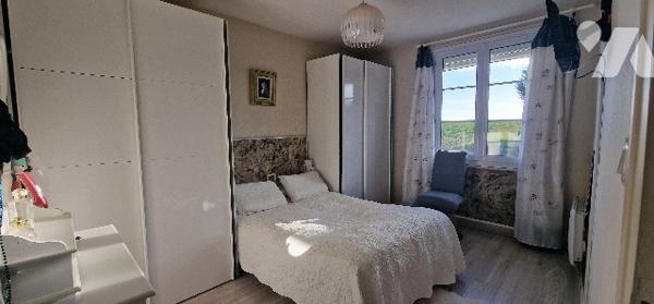 Pavillon sur sous-sol semi-enterré proche de THOUARS et des commodités, sans travaux.