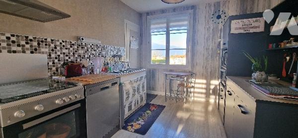 Pavillon sur sous-sol semi-enterré proche de THOUARS et des commodités, sans travaux.