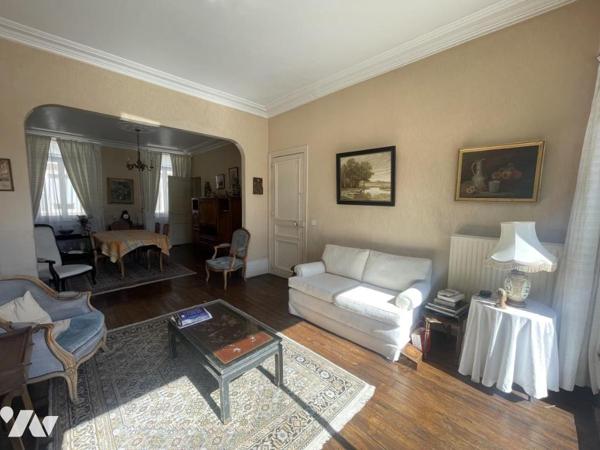 À VENDRE – MAISON AVEC PORTE COCHÈRE – 222 m²