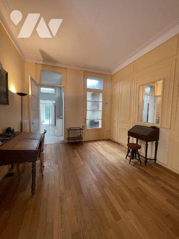 À VENDRE – MAISON AVEC PORTE COCHÈRE – 222 m²