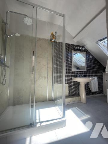 À VENDRE – MAISON AVEC PORTE COCHÈRE – 222 m²