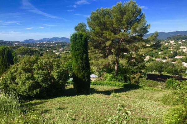 Mougins (06250) Au calme dans un secteur très résidentiel agréable terrain en restanques de 1795m2 pafaitement exposé ...