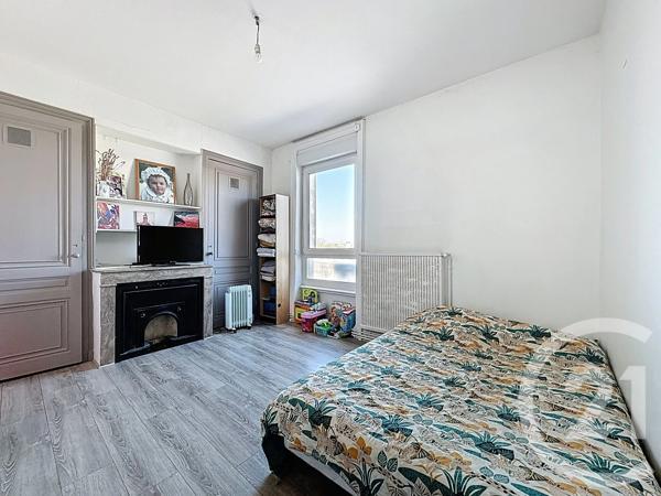 Maison à vendre  8 pièces - 157 m 2   DECINES CHARPIEU  - 69
