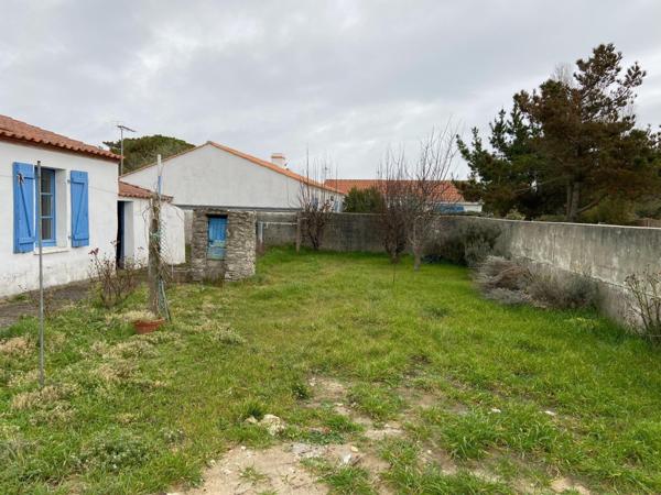 A Barbâtre, maison de 65m2 de plain-pied à rénover, sur un terrain de 433m2, idéalement située entre plage et bourg.
