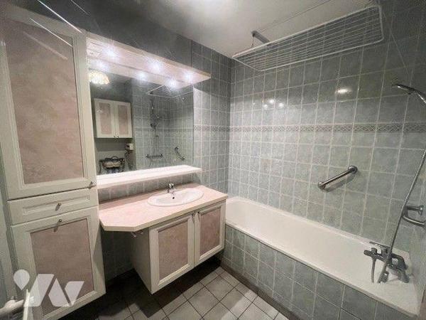 Appartement traversant de type 3 à Barberaz 

Dans une résidence calme et verdoyante, sur la ...