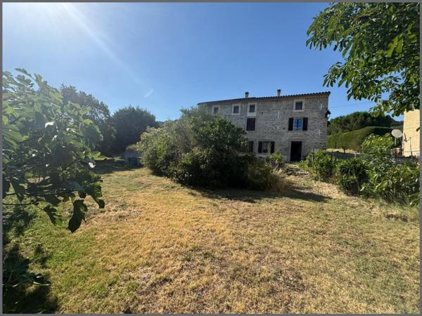 Maison en pierre avec des panneaux solaires, double garage ,un grenier aménageable sur Cépie
