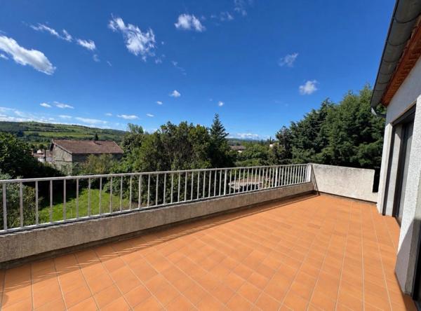 Maison en pierre avec des panneaux solaires, double garage ,un grenier aménageable sur Cépie