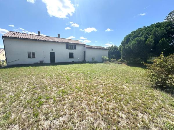 Maison en pierre avec des panneaux solaires, double garage ,un grenier aménageable sur Cépie