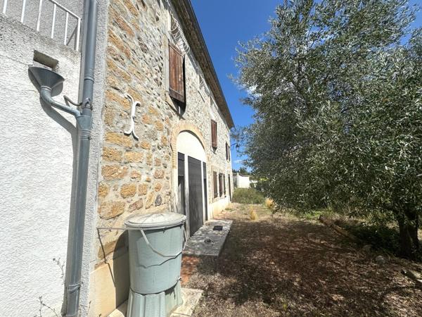 Maison en pierre avec des panneaux solaires, double garage ,un grenier aménageable sur Cépie