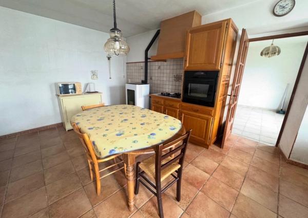 Maison en pierre avec des panneaux solaires, double garage ,un grenier aménageable sur Cépie