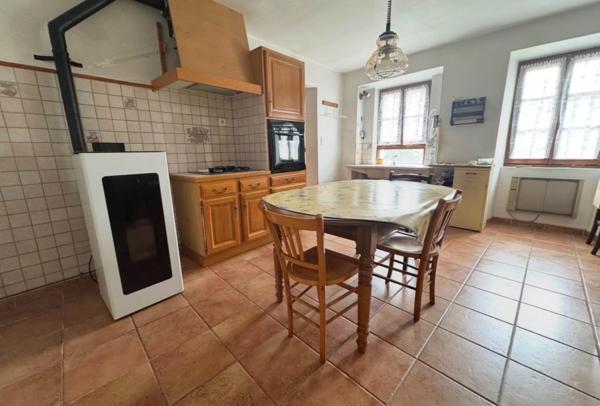 Maison en pierre avec des panneaux solaires, double garage ,un grenier aménageable sur Cépie