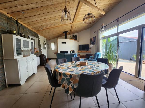 Saint-Aubin-la-Plaine (85210) Maison avec 3 chambres dont une parentale, grande dépendance de 89m2 et spa intérieur.