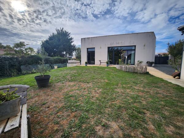 Saint-Aubin-la-Plaine (85210) Maison avec 3 chambres dont une parentale, grande dépendance de 89m2 et spa intérieur.