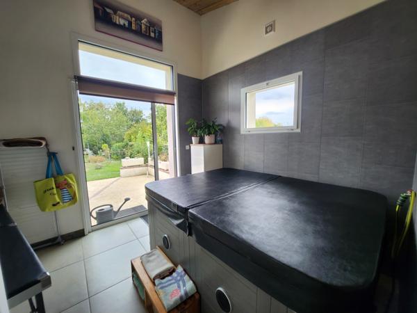 Saint-Aubin-la-Plaine (85210) Maison avec 3 chambres dont une parentale, grande dépendance de 89m2 et spa intérieur.