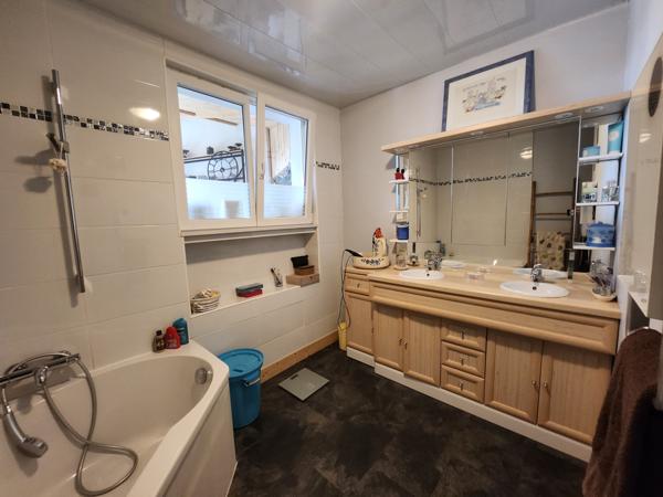 Saint-Aubin-la-Plaine (85210) Maison avec 3 chambres dont une parentale, grande dépendance de 89m2 et spa intérieur.