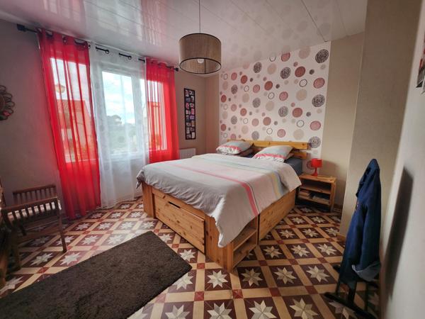 Saint-Aubin-la-Plaine (85210) Maison avec 3 chambres dont une parentale, grande dépendance de 89m2 et spa intérieur.