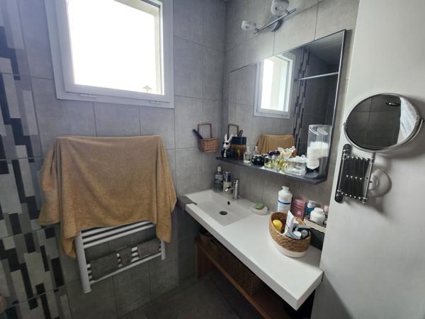 Saint-Aubin-la-Plaine (85210) Maison avec 3 chambres dont une parentale, grande dépendance de 89m2 et spa intérieur.