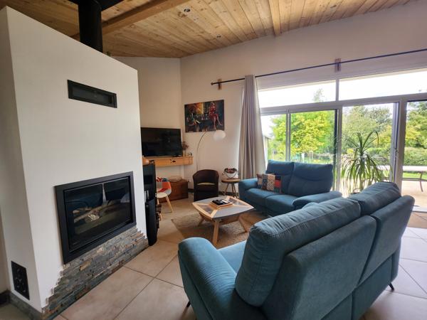 Saint-Aubin-la-Plaine (85210) Maison avec 3 chambres dont une parentale, grande dépendance de 89m2 et spa intérieur.