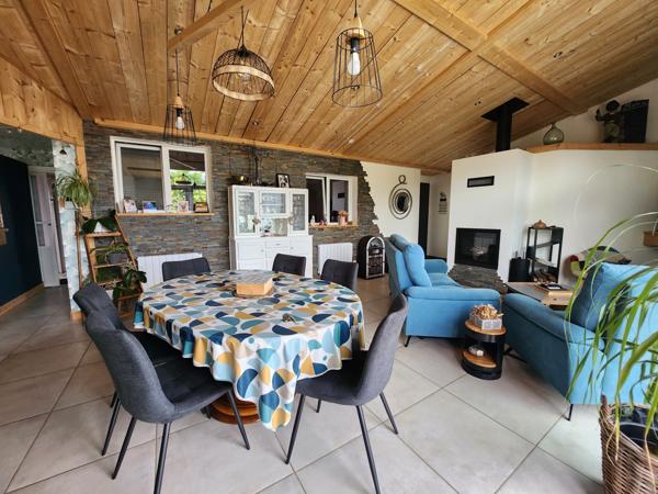 Saint-Aubin-la-Plaine (85210) Maison avec 3 chambres dont une parentale, grande dépendance de 89m2 et spa intérieur.