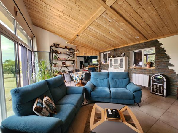 Saint-Aubin-la-Plaine (85210) Maison avec 3 chambres dont une parentale, grande dépendance de 89m2 et spa intérieur.